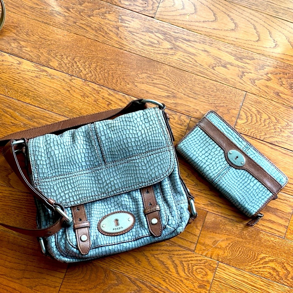 Fossil Crossover and wallet. Bag is Length 9” by 11”. Wallet is 8” by 4.5”
